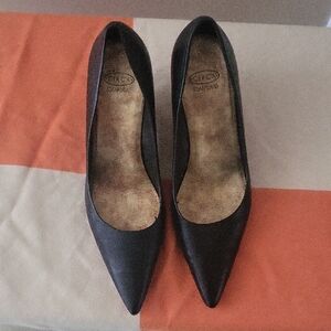 Joan & David Black Pointed-Toe Heels